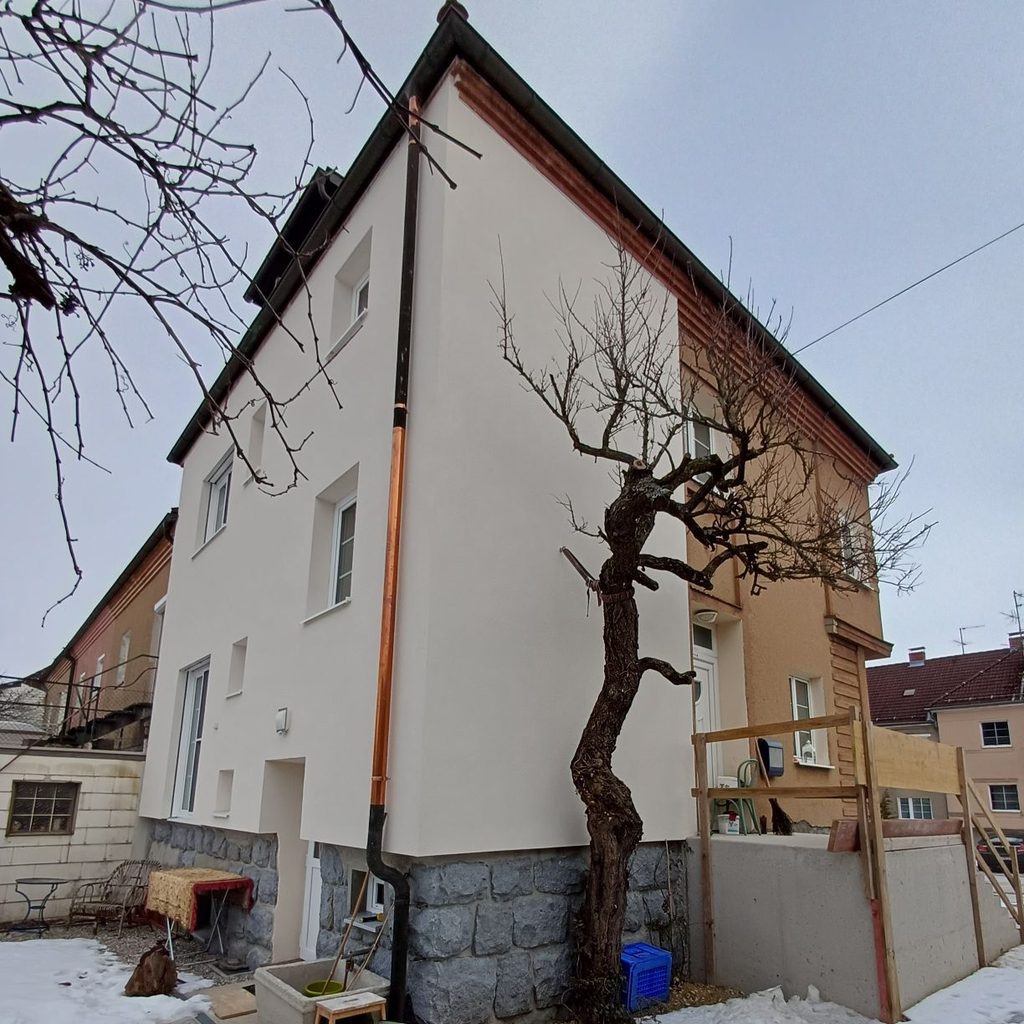 Reihenhaus  neue Fassade nach Umbau mit Granitsockel