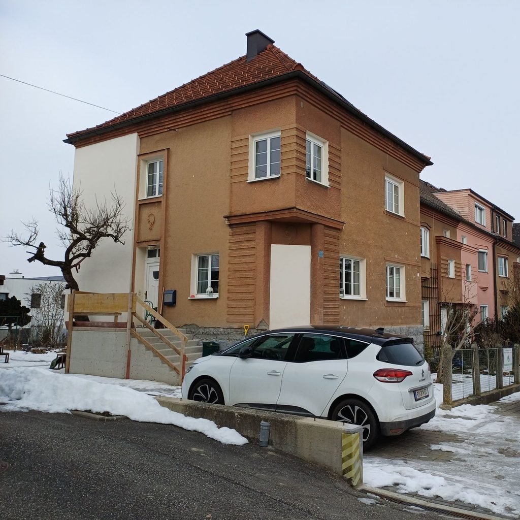 Reihenhaus mit neuem Eingangsbereich nach thermischer Sanierung