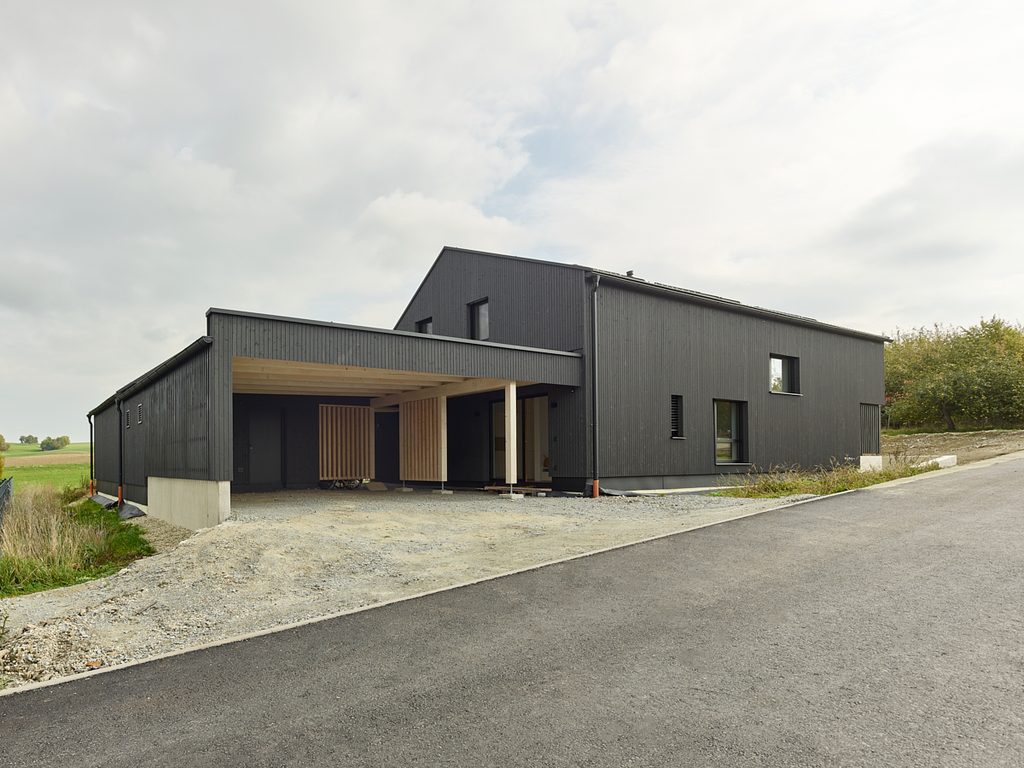 Wohnhaus und Nebengebäude verbunden über Carport