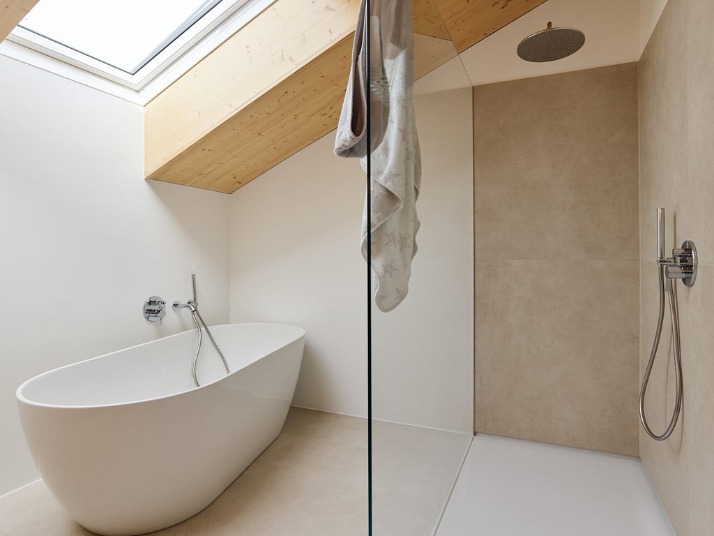 modernes Bad mit Badewanne mit Tageslicht und ebenerdiger Dusche