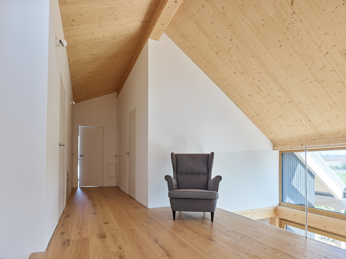 Galerie in Holzriegelbau mit Lesesessel