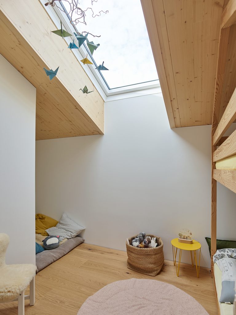 helles Kinderzimmer mit Lichteinfall über Dachflächenfenster