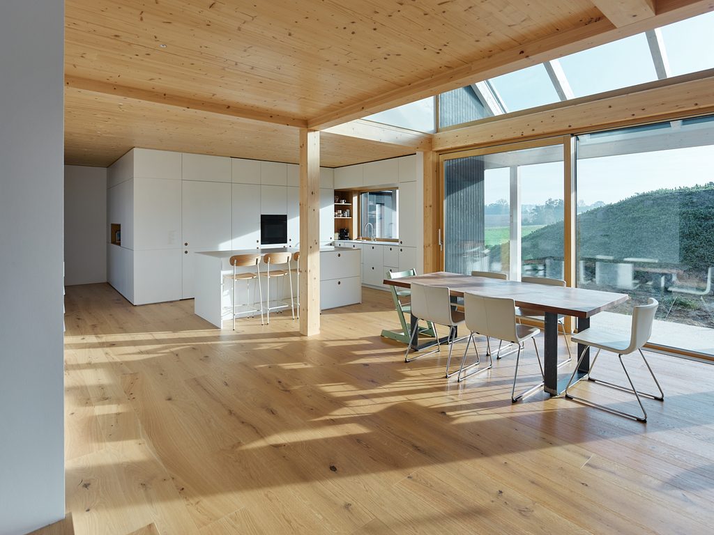 Esstisch mit Blick durch raumhohe Fenster