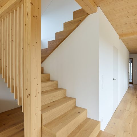 Neubau Holzstiege Lamellengeländer Glasgeländer Eichenparkett